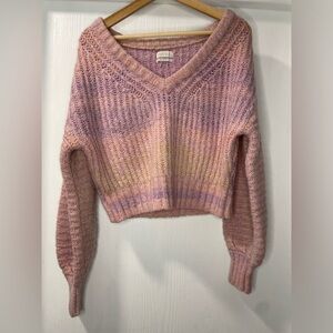 Urban Outfitters Cropped V Neck Sweater in Pink. Size M